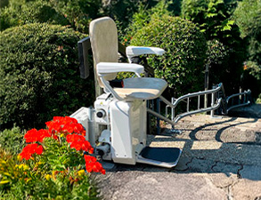 Curved stairlift for outdoor use